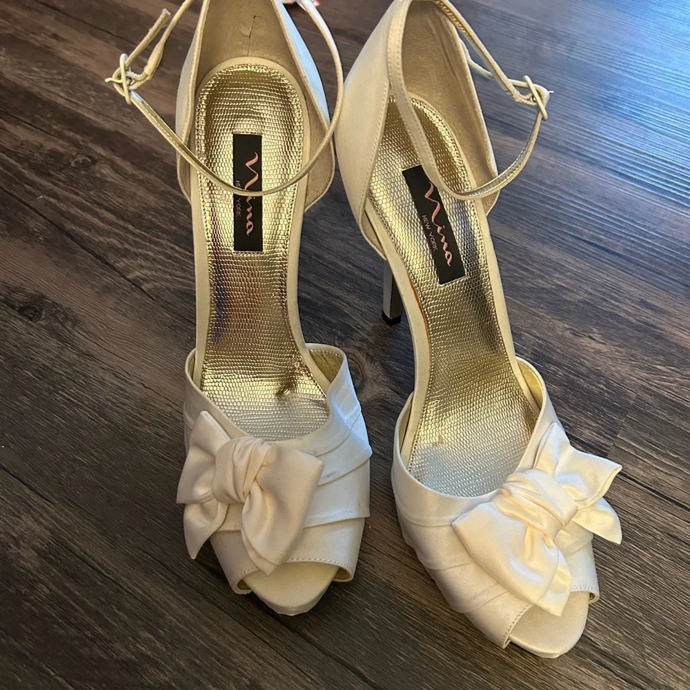 Nina Electra Ivory Elegant Peep-Toe Heels with Bow, Size 10 - Picture 3 of 10